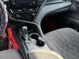 Toyota Camry 2021 года за 11 000 000 тг. в Сатпаев – фото 3