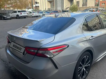 Toyota Camry 2019 года за 11 000 000 тг. в Астана – фото 2