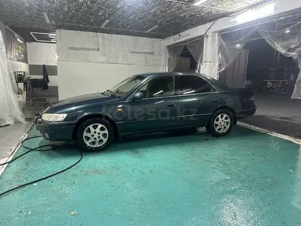 Toyota Camry 1998 года за 3 300 000 тг. в Шымкент – фото 2