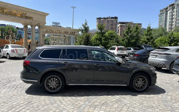 Volkswagen Passat 2022 года за 18 000 000 тг. в Алматы