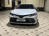 Toyota Camry 2020 года за 15 800 000 тг. в Туркестан – фото 2