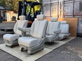 Сиденья салон кожа, раздельные с пуфиком, комплект на Эльгранд Е51 за 160 000 тг. в Алматы
