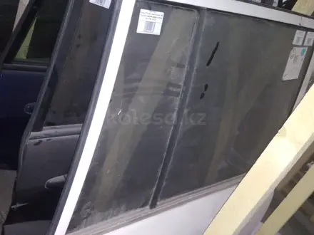 Глухое стекло задней двери левый правый на Lexus за 5 000 тг. в Алматы