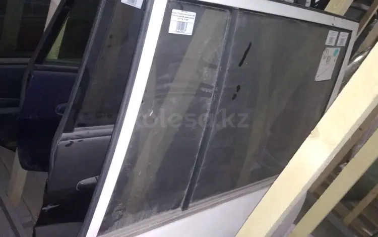 Глухое стекло задней двери левый правый на Lexusүшін5 000 тг. в Алматы