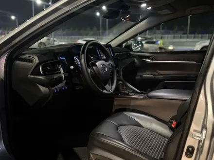 Toyota Camry 2020 года за 10 100 000 тг. в Алматы – фото 3
