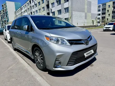 Toyota Sienna 2018 года за 17 500 000 тг. в Алматы