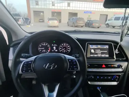 Hyundai Sonata 2018 года за 7 500 000 тг. в Актобе – фото 4