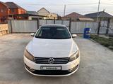 Volkswagen Passat 2012 года за 7 300 000 тг. в Атырау – фото 2