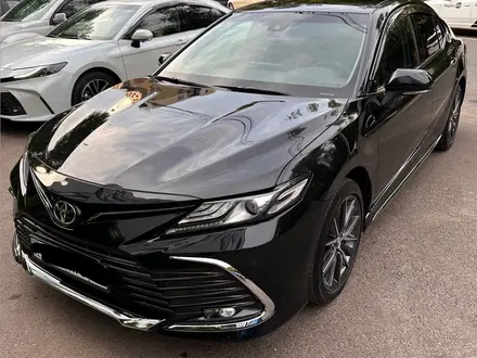 Toyota Camry 2023 года за 15 500 000 тг. в Алматы – фото 2