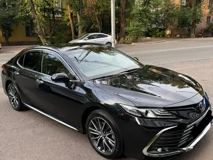 Toyota Camry 2023 года за 15 500 000 тг. в Алматы