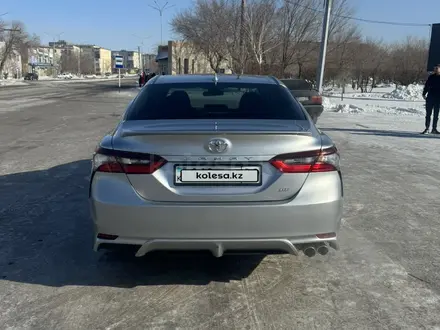 Toyota Camry 2022 года за 13 500 000 тг. в Караганда – фото 4