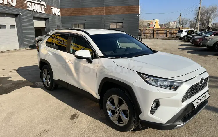 Toyota RAV4 2021 годаfor16 000 000 тг. в Актобе