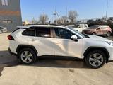 Toyota RAV4 2021 года за 16 500 000 тг. в Актобе – фото 2