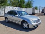 Mercedes-Benz C 200 2001 года за 2 100 000 тг. в Сатпаев – фото 2