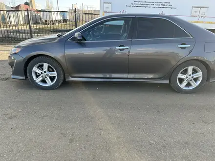 Toyota Camry 2014 года за 8 000 000 тг. в Актобе – фото 2