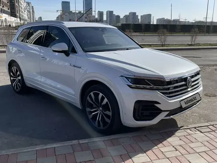 Volkswagen Touareg 2019 года за 24 000 000 тг. в Астана – фото 2