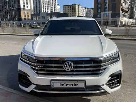 Volkswagen Touareg 2019 года за 24 000 000 тг. в Астана