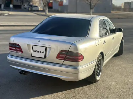 Mercedes-Benz E 320 1997 года за 2 950 000 тг. в Жезказган – фото 2