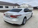 Toyota Camry 2021 года за 14 500 000 тг. в Атырау – фото 4