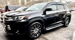 Toyota Highlander 2018 года за 20 555 555 тг. в Астана