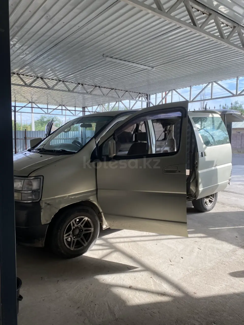 Nissan Elgrand, 1997