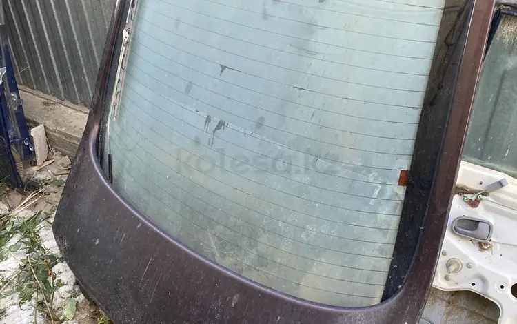 Крышка багажника Мазда 626 за 25 000 тг. в Атырау