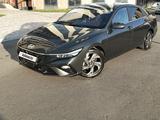 Hyundai Elantra 2023 года за 8 500 000 тг. в Петропавловск – фото 2