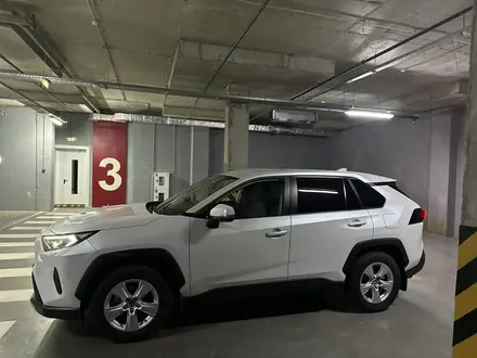 Toyota RAV4 2021 года за 14 200 000 тг. в Алматы – фото 5