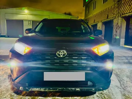 Toyota RAV4 2021 года за 15 100 000 тг. в Актобе