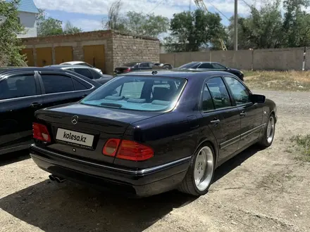 Mercedes-Benz E 320 1996 года за 3 800 000 тг. в Атырау – фото 4