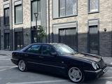 Mercedes-Benz E 320 1996 года за 3 800 000 тг. в Атырау – фото 2