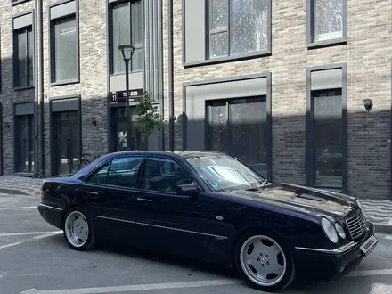 Mercedes-Benz E 320 1996 года за 3 800 000 тг. в Атырау – фото 2