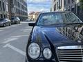 Mercedes-Benz E 320 1996 года за 3 800 000 тг. в Атырау – фото 3