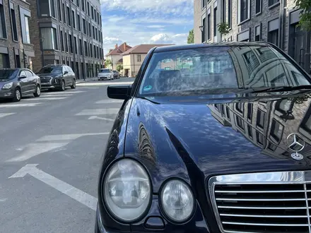 Mercedes-Benz E 320 1996 года за 3 800 000 тг. в Атырау – фото 3