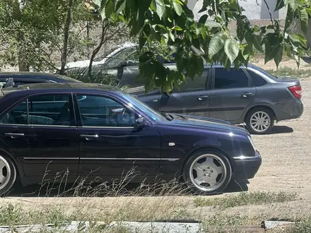 Mercedes-Benz E 320 1996 года за 3 800 000 тг. в Атырау – фото 5