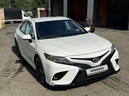 Toyota Camry 2019 года за 9 000 000 тг. в Алматы – фото 2