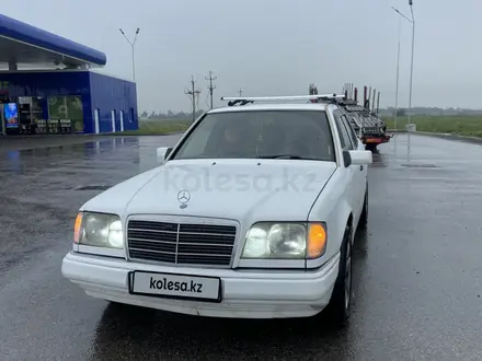 Mercedes-Benz E 220 1991 года за 2 150 000 тг. в Алматы – фото 2