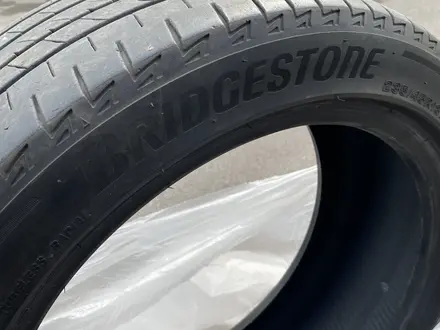 Bridgestone Turanza 235/45/18 за 30 000 тг. в Алматы