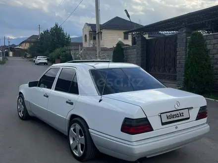 Mercedes-Benz E 220 1993 года за 3 250 000 тг. в Алматы – фото 4