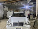 Mercedes-Benz E 220 1997 годаfor2 000 000 тг. в Жезказган