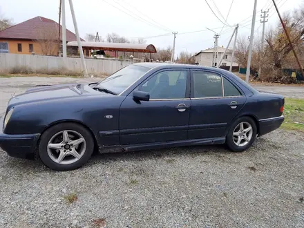 Mercedes-Benz E 230 1995 года за 1 800 000 тг. в Талдыкорган – фото 2