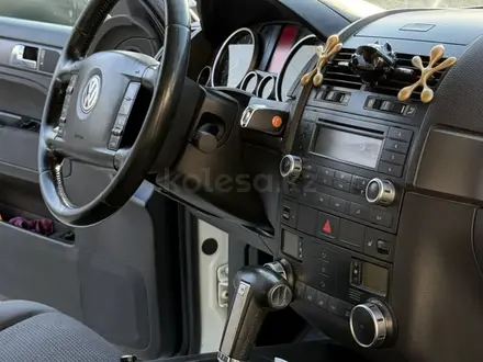 Volkswagen Touareg 2008 года за 5 500 000 тг. в Алматы – фото 27