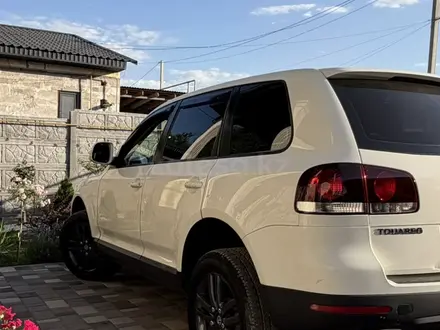 Volkswagen Touareg 2008 года за 5 500 000 тг. в Алматы – фото 9