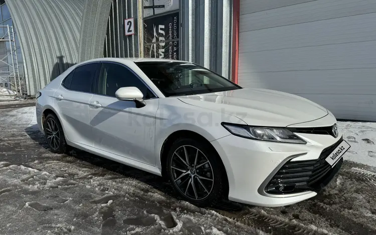 Toyota Camry 2023 года за 17 100 000 тг. в Астана