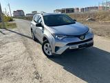 Toyota RAV4 2018 года за 7 500 000 тг. в Актобе