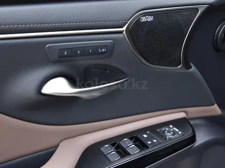 Lexus ES 250 Luxury 2.5 2023 года за 27 500 000 тг. в Астана – фото 22