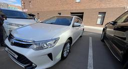 Toyota Camry 2017 года за 11 170 000 тг. в Астана – фото 2