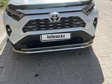 Toyota RAV4 2023 года за 19 500 000 тг. в Костанай – фото 2