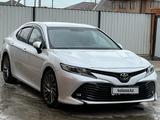 Toyota Camry 2021 года за 14 000 000 тг. в Атырау – фото 2