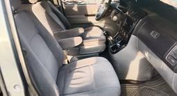 Kia Carnival 2002 года за 1 750 000 тг. в Шымкент